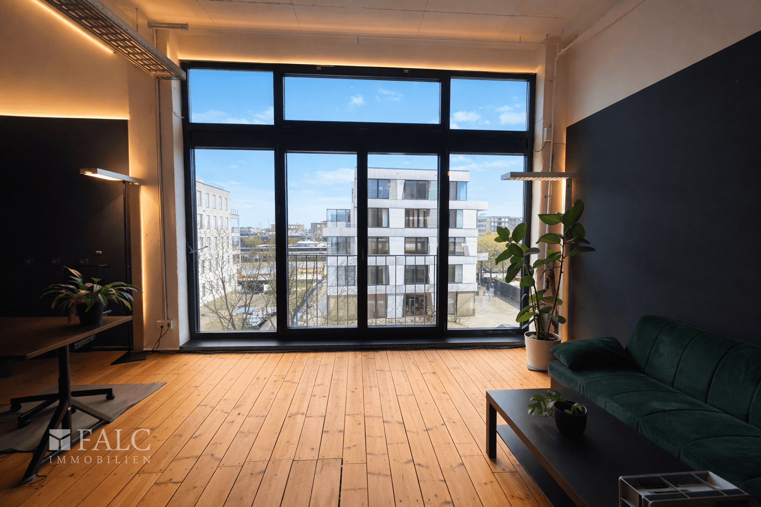 Ausblick zur Straße bei bestem Wetter. 